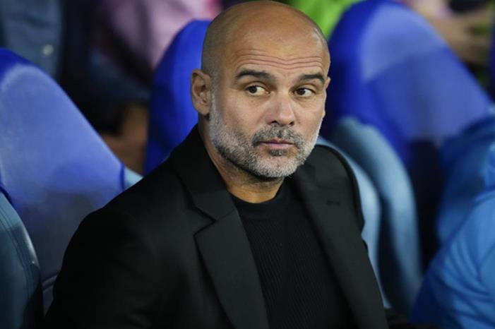 جماهير مانشستر سيتي تتقدم بطلب للمدرب غوارديولا خلال مواجهة فولهام 6702553a42360453796ceed4