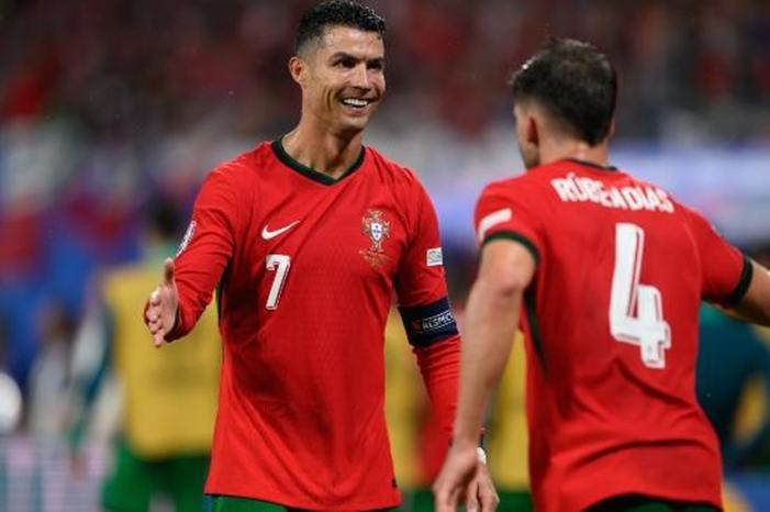 Cristiano-Ronaldo-l-and-Ruben-Dias-1 (1)