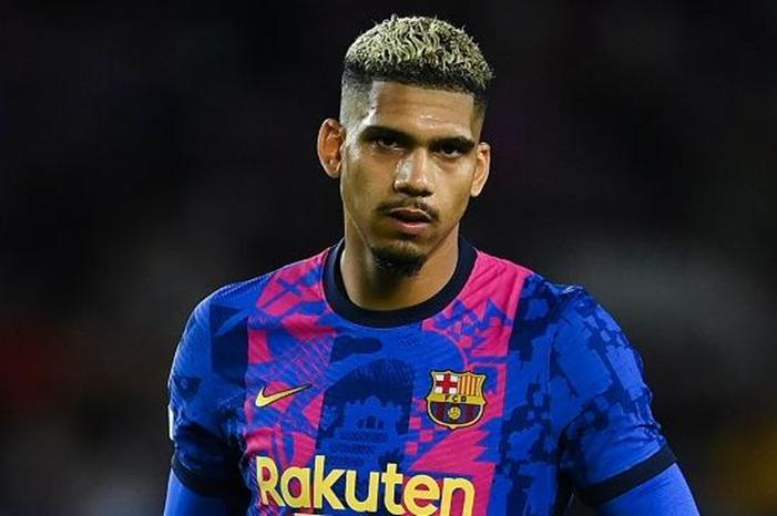خبير تحكيمي: برشلونة حُرم من ركلة جزاء أمام ريال مدريد araujo-1