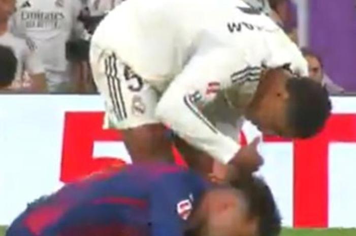 "بسبب هذا التدخل لن أطرد حتى مع نيغريرا".. الكشف عن حديث بيلينغهام الساخر من بيدري (فيديو) Screenshot 2025-10-28 183410