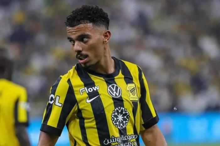 هل استحق الجليدان لاعب الاتحاد الطرد أمام النصر؟.. "خبير تحكيمي يُجيب" Screenshot 2025-10-28 225222