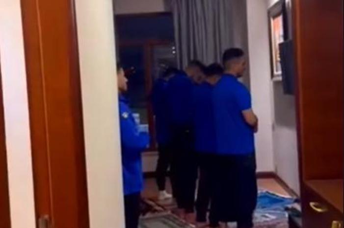 لاعب الرمثا أحمد السلمان يلفت  الأنظار بتلاوةٍ عذبة للقرآن (فيديو) Screenshot 2025-10-30 115312