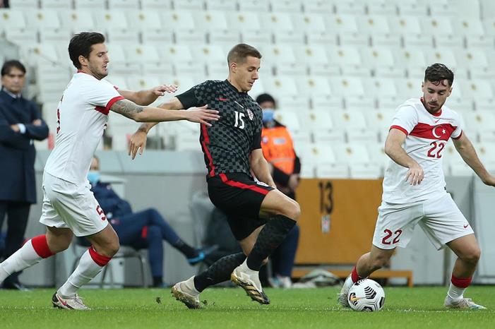 kokcu-valt-uit-bij-turkije-giakoumakis-scoort-bij-debuut-voor-griekenland