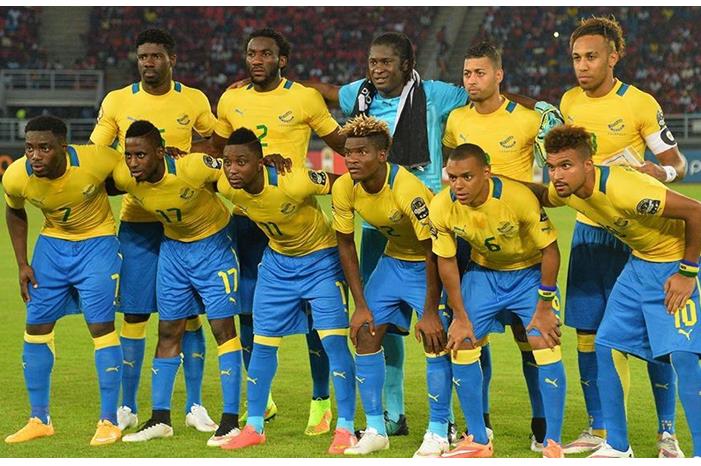 لاعبو الجابون ينامون في أرض مطار جامبيا.. وأوباميانج يهاجم الكاف (صور) 251628-Gabon