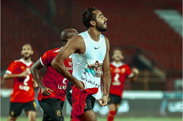 شاهد.. كهربا يشتبك مع عضو الاتحاد المصري خلال تسلم الأهلي درع الدوري 122988838_803963860389333_665337423819131342_n