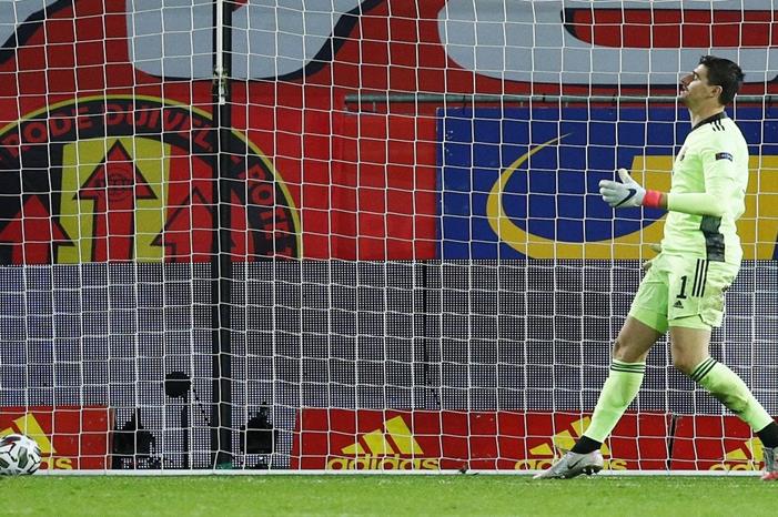 خطأ قاتل من كورتوا يتسبب في هدف للدنمارك في مرمى بلجيكا courtois-1200x675