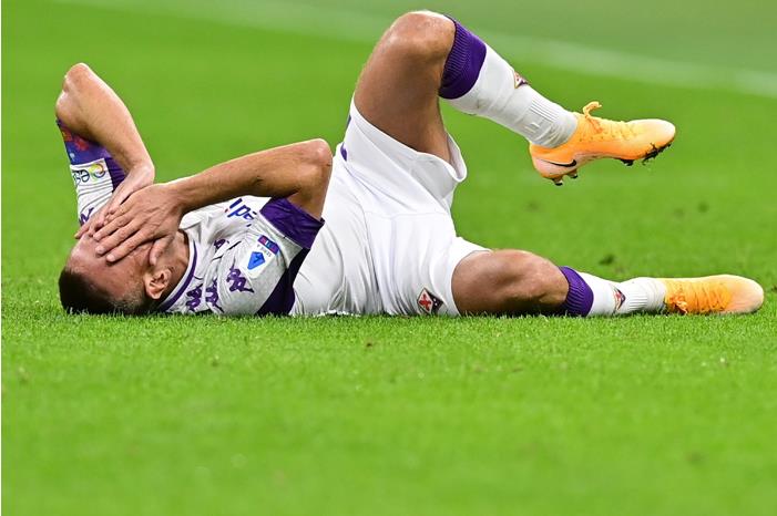 برانديلي يتلقى ضربتين ،، الخسارة وإصابة ريبيري L-attaquant-francais-Fiorentina-Franck-Ribery-terreun-tacle-joueur-Inter-Milande-match-Serie-A-26-septembre-2020-stade-San-Siro-Milan_1_1400_933