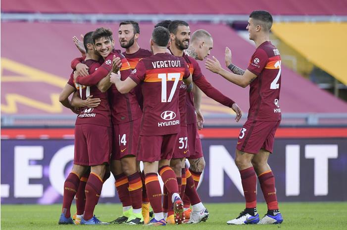 روما يواصل التقدم وساسولو في صدارة الدوري الإيطالي EncJMz2WMAgamWn