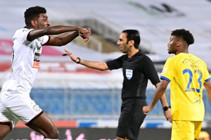 الحنفوش يعود لإدارة مباريات الدوري السعودي 930FA2AC39530