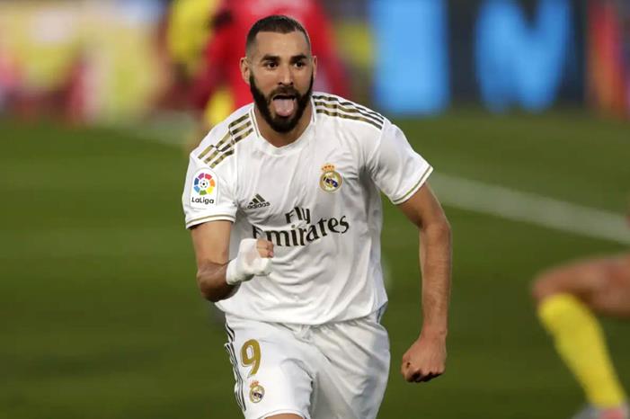 بنزيما يثير غضب زيدان.. "أزمة في ريال مدريد" 1606122746199-karim-benzema