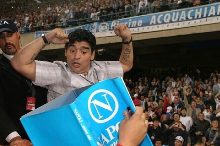 عمدة نابولي يطلق اسم مارادونا على ملعب سان باولو 5fbf70384236044099631e3c