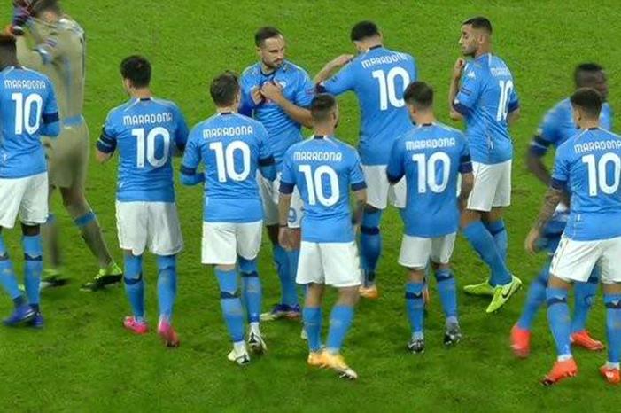 لاعبو نابولي بالقميص رقم 10 يكرمون مارادونا 7819704_1606423741