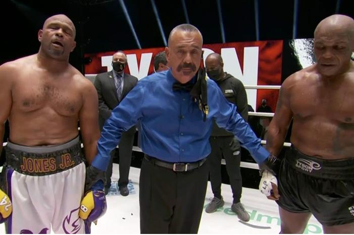 نهاية نزال مايك تايسون وروي جونز بالتعادل  tayson-1200x675