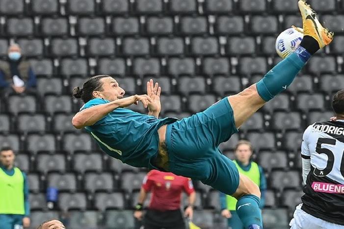 إبراهيموفيتش يعلق بطريقته الخاصة على هدفه العالمي 5f9fa94d4236041c2b51d9e8