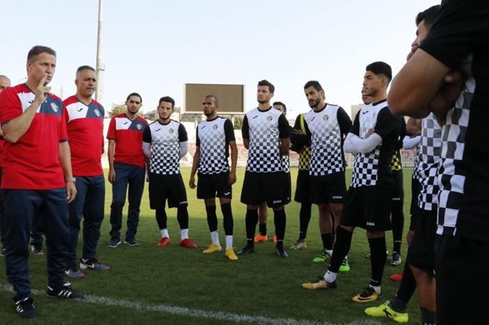 المدرب البلجيكي فيتال والجهاز الفني يجتمعون بالمنتخب الوطني - (من المصدر)