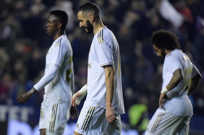 تصرف مفاجىء من بنزيما ينهي الجدل حول أزمة فينيسيوس 5fa23b5f4c59b724562b2c42