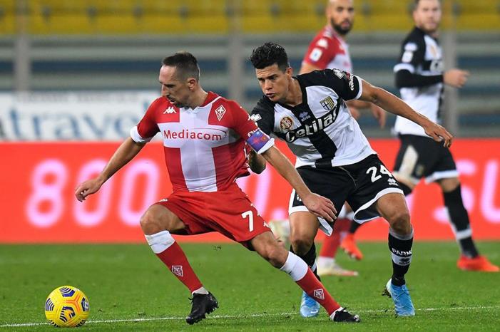 ribery.osorio.fiorentina.parma.2020.21.contrasto.1400x840