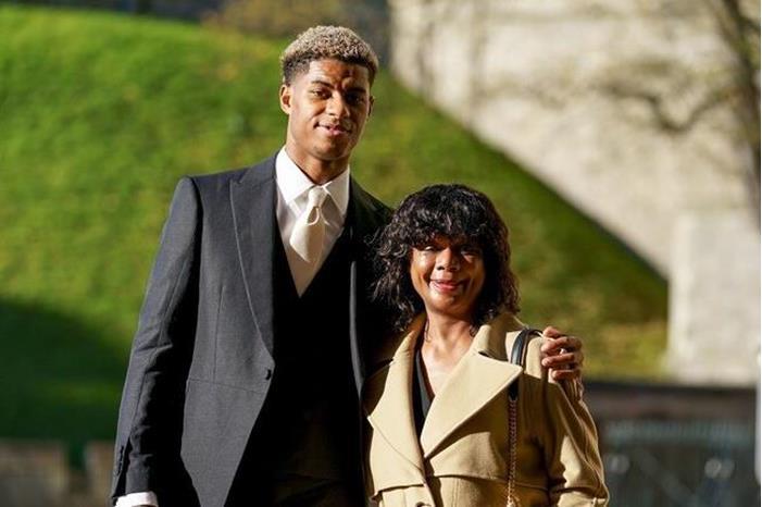 راشفورد يهدي رتبة الإمبراطورية البريطانية لوالدته 618adbbd4c59b711916054f4