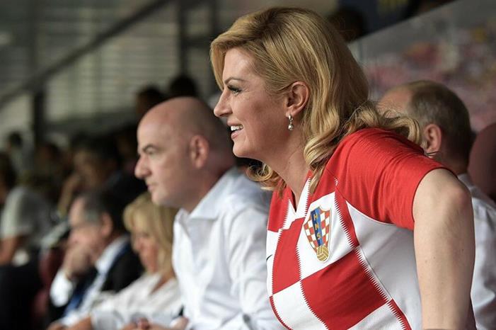 هكذا احتفلت رئيسة كرواتيا بتأهل منتخب بلادها لكأس العالم - صور 1033817520_0_234_2809_1814_1200x0_80_0_1_7eb6955fe8e91cdabb66390d15fee8b8
