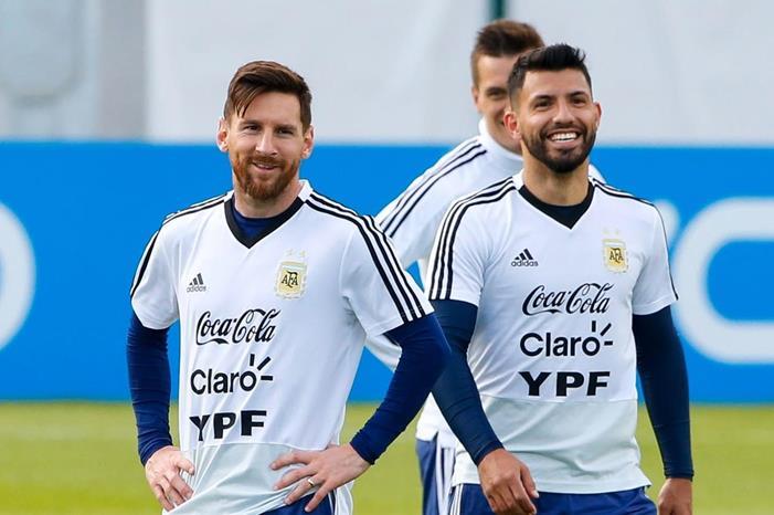 رسالة من نجوم الأرجنتين للغائب اغويرو - صورة عدد اهداف اجويرو مع المنتخب