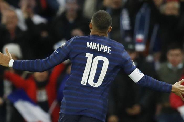 باريس سان جيرمان يحاول تجديد عقد مبابي لمدة عام واحد Mbappe-1-1200x675