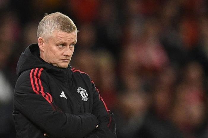 مانشستر يونايتد يتعرض لخسارة ساحقة بالدوري الإنجليزي FEpwejtXoAExsWm