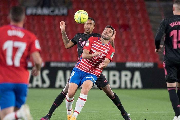 بنزيما يقود هجوم الريال ضد غرناطة 983441bc0a