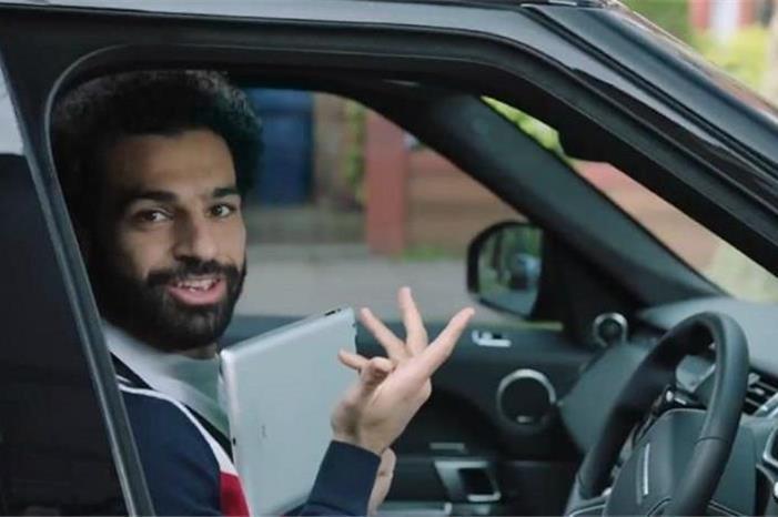 تصرف جنوني من مشجع أراد التقاط صورة مع محمد صلاح blobid1635849638025