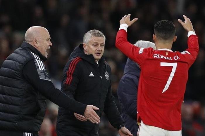 بالدموع.. أول تعليق لسولشاير بعد رحيله عن مانشستر يونايتد (فيديو) 619ba7944236044be96f25bd