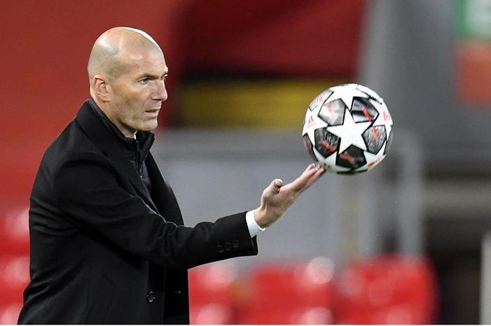 زين الدين زيدان قريب من باريس سان جيرمان Zidane