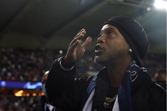 شاهد.. لحظة مؤثرة لرونالدينيو وإيتو في قطر 619ca6474c59b70d4e7a1e1d