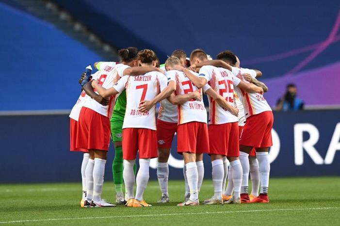 إصابة مدرب لايبزج وقائد الفريق بفيروس كورونا EfvHDBJXYAARfo8