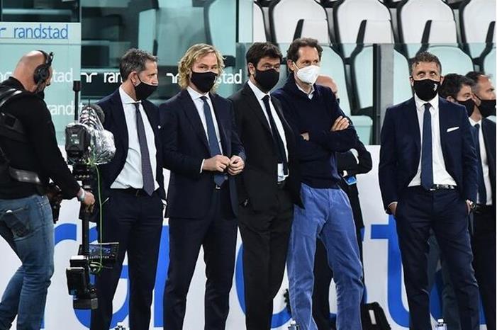 الشرطة الإيطالية تقتحم مقر نادي يوفنتوس 61a1da3d4c59b724c10dd1f5