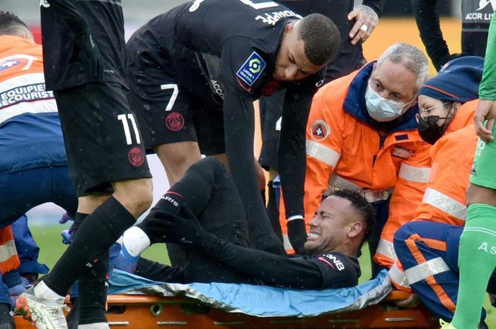 تعليق مقلق من بوكيتينو عن إصابة نيمار neymar-injury