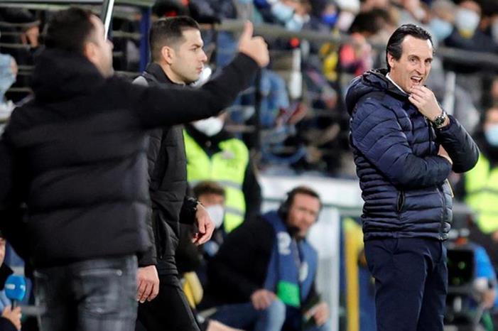 الشرطة تفصل بين تشافي وإيمري عقب فوز برشلونة في فياريال Xavi-and-Emery-1200x675