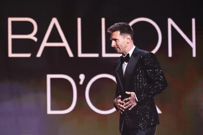 ميسي يفوز بالكرة الذهبية بعد حصده 613 نقطة 4728438_1638221455