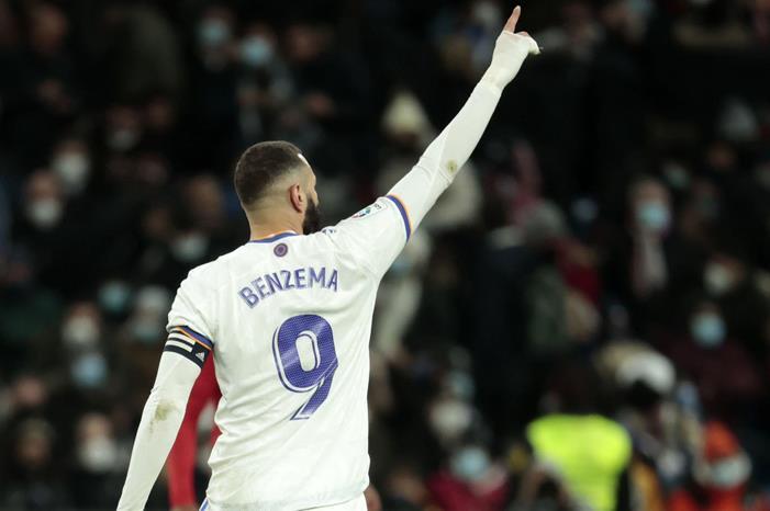 التعليق الأول من بنزيما بعد جائزة الكرة الذهبية بنزيما