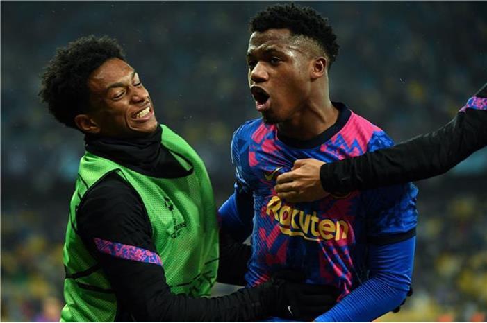 فاتي يكشف سر احتفاله بهدفه أمام دينامو كييف dgdfgfdg