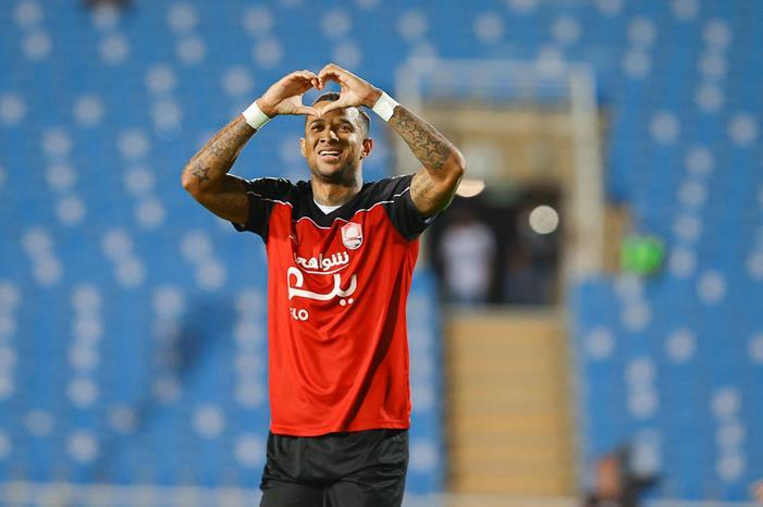 نجم-الرائد-رينيه-سانتوس-scaled