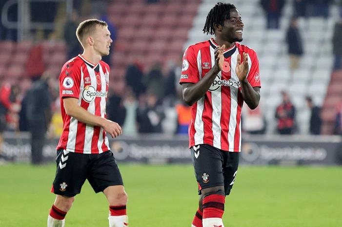 افتتاح جولة الدوري الإنجليزي بفوز مثير لساوثهامبتون FDd6HjyXsAQpZMg