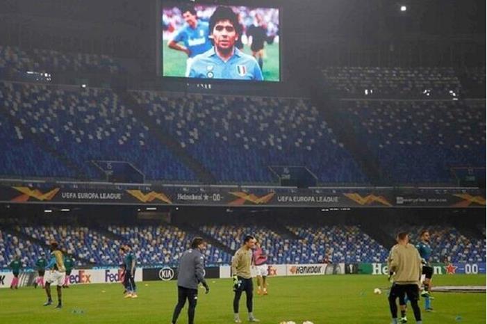 صورة مارادونا على قمصان نابولي الإيطالي في الذكرى الأولى لرحيله 61867aaa4c59b72f7a77940d