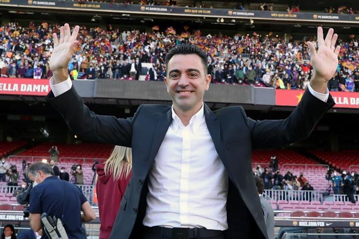 ما هي قوانين تشافي التي ينوي فرضها بصرامة على غرفة ملابس برشلونة؟ xavi-