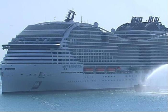 بالفيديو.. وصول أول فندق عائم إلى ميناء الدوحة 636cc0734c59b74cf50c9c56