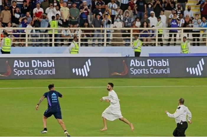 شاهد .. مشجع يقتحم تدريبات منتخب الأرجنتين في الإمارات لتحية ميسي download