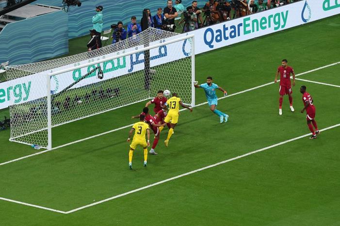 الاتحاد الدولي يوضح سبب الغاء هدف الاكوادور Qatar v Ecuador_ Gro_1643_075037