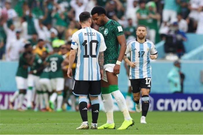 علي البليهي يستفز ميسي بعد هدف السعودية الثاني أمام الأرجنتين - فيديو large