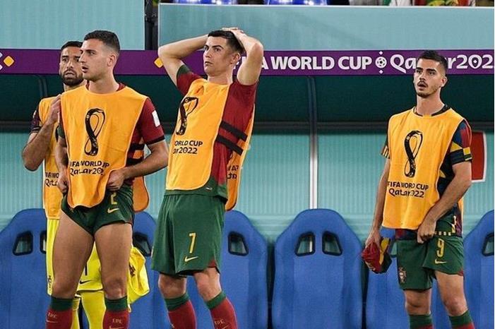 شاهد.. رد فعل رونالدو على هفوة حارس مرمى البرتغال 637fcfc342360420c8730662