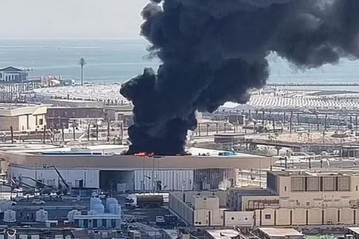شاهد.. اندلاع حريق بالقرب من قرية المشجعين في قطر 5548