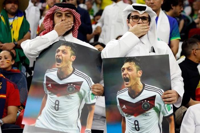 شاهد بالصور .. الجماهير العربية ترد على صورة المنتخب الألماني المستفزة 124-003656-germany-team-fans-ozil-crisis-2