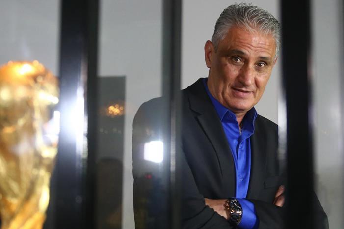 tite-apresentacao-brasil-world-cup-trophy-20062016_2xxrwn7qr9w01be65r66aqqdc